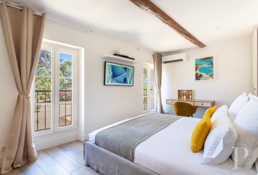 A renovated farmhouse surrounded by extensive grounds leading down to the sea, between Toulon and Hyères on the Var coast - photo  n°17